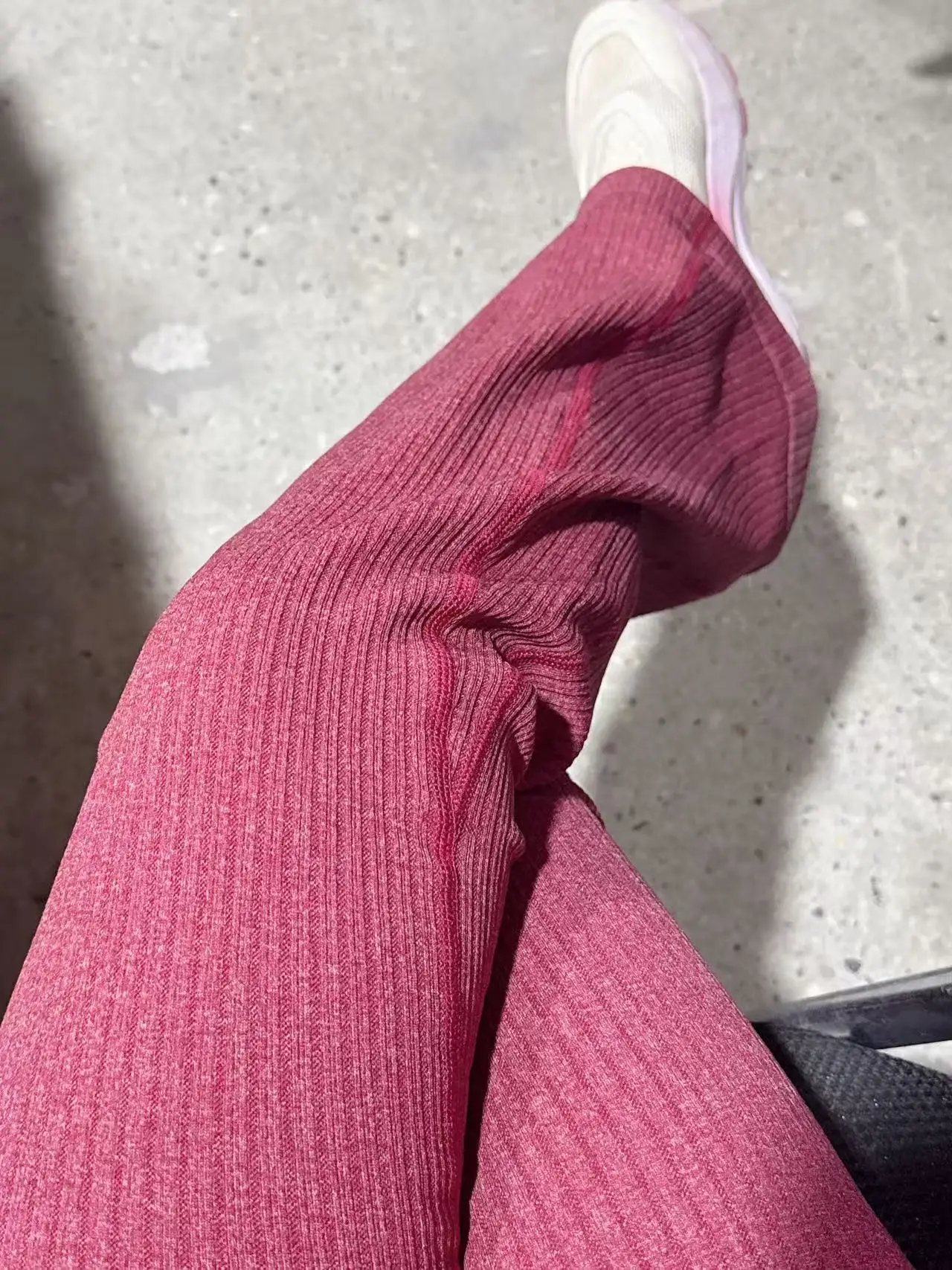 Nahtlose gerippte Strick-Schlaghose für Damen, hochtailliert, einfarbig, schmal geschnitten, Yoga-Schlaghose, dehnbare Leggings für Fitness, Laufen und Training – Detail 13