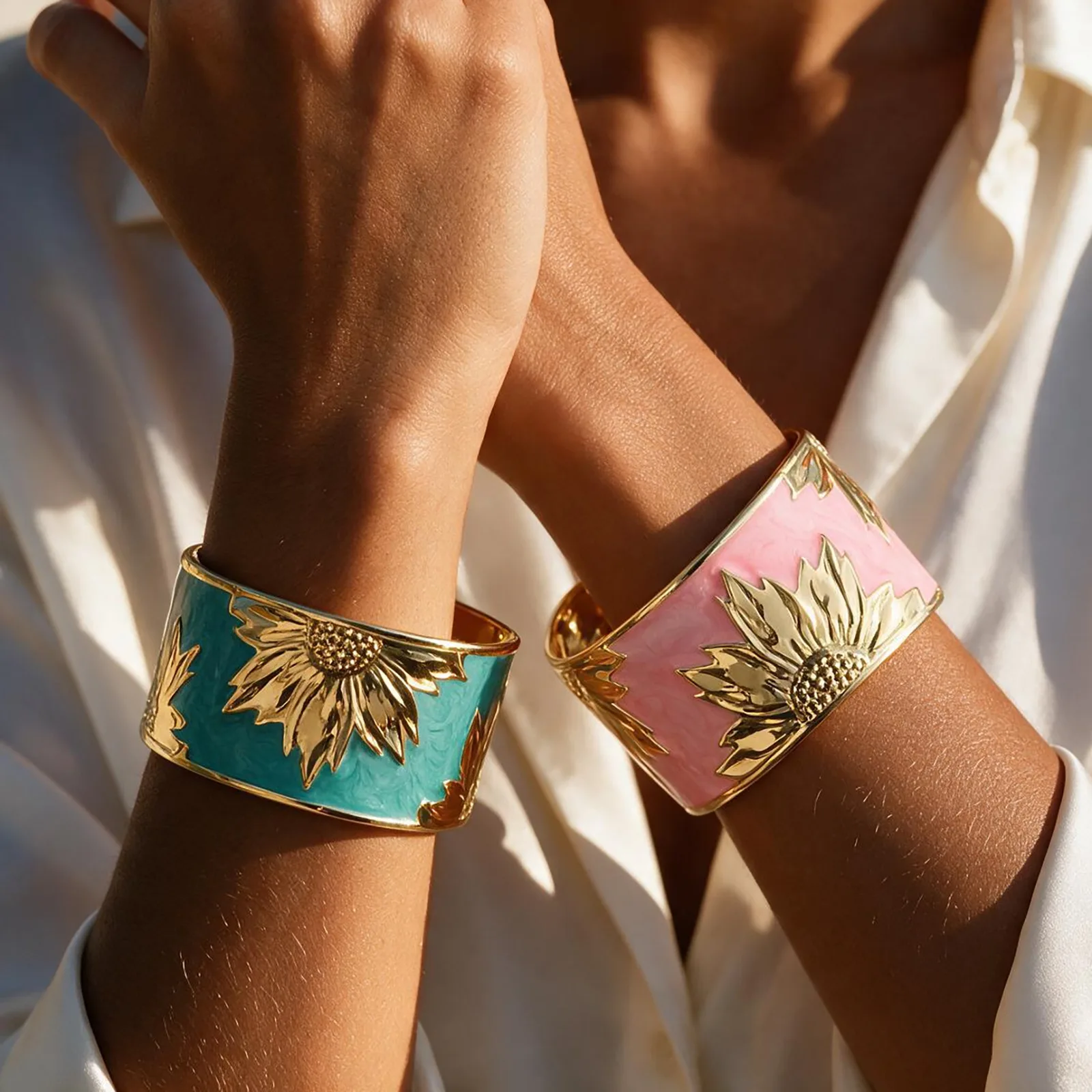 Massiver, breiter, offener Armreif, Statement-Armband für Damen, emaillierter Sonnenblumen-Edelstahlschmuck, 18K vergoldet.