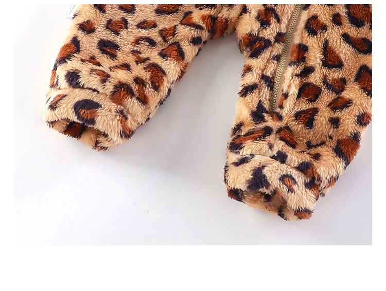 Gemütlicher Baby-Strampler mit Leopardenmuster, Kapuze, Bärenohren, Fleece-Overall, warmes Winteroutfit für neugeborene Jungen und Mädchen – Detail 6