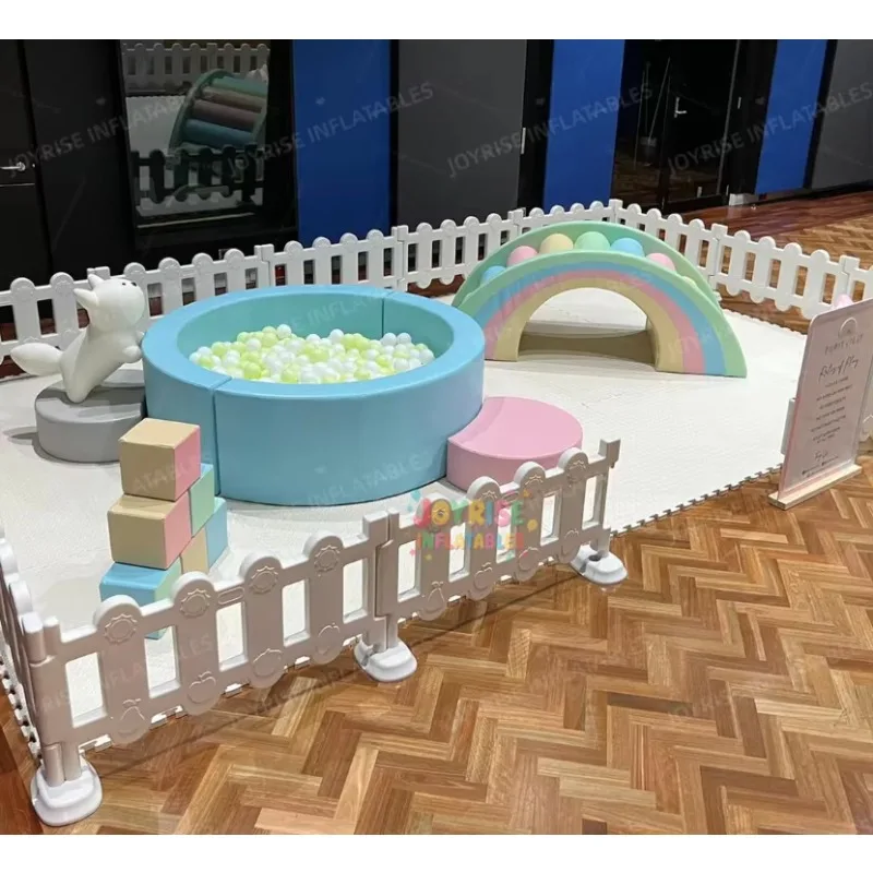 Maßgeschneidertes Indoor-Spielplatzset für Kinder. Günstige weiche Spielgeräte mit Ballbecken und Zäunen für die Vermietung von Geburtstagsfeiern