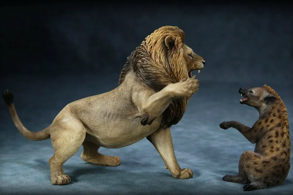 Nanmu Animal Statues 1/12 Model Thundering Rage African lion VS Spotted Hyena   Decoration Adult Kids Toy Gifts