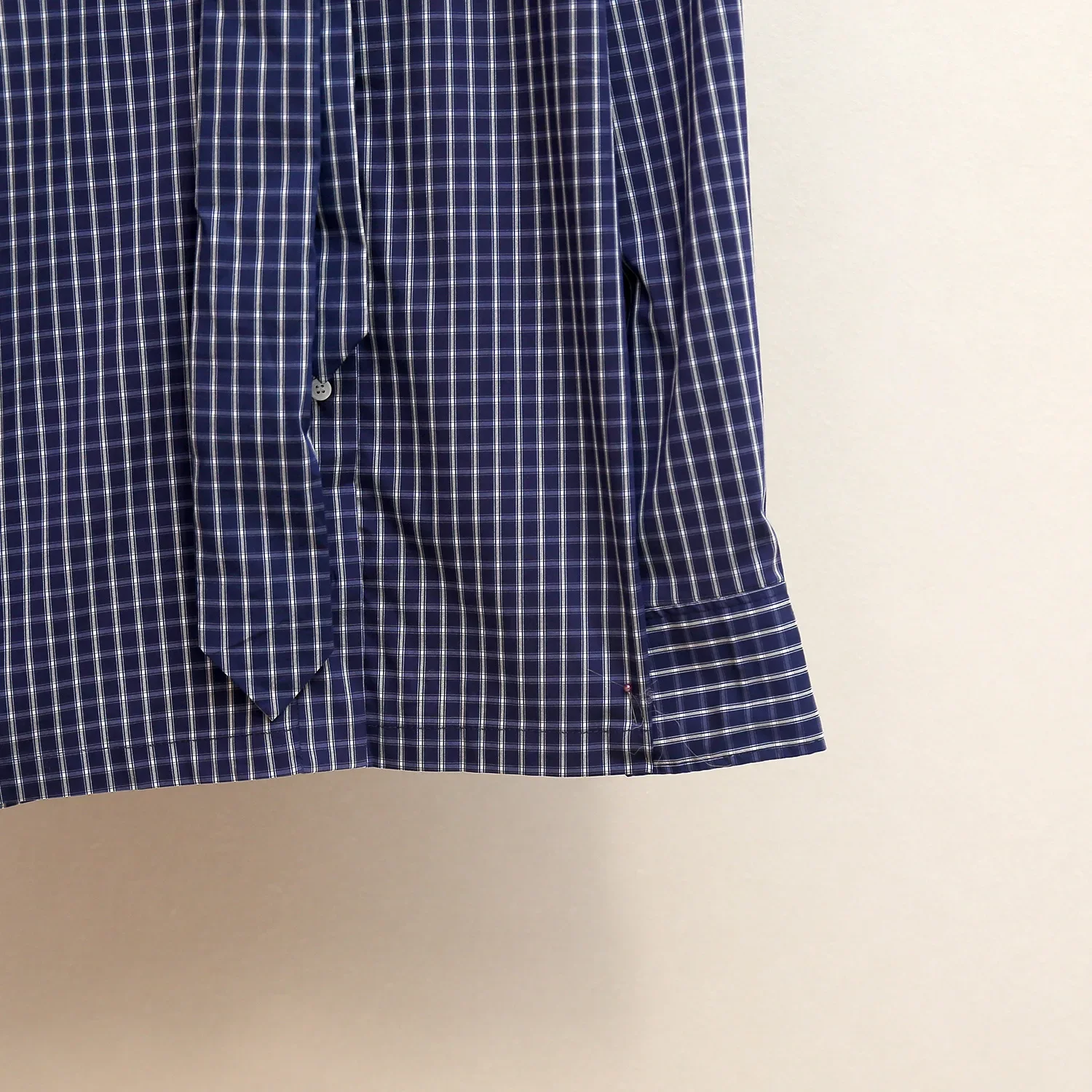 Wysokiej jakości koszula w kratę w stylu preppy na zimę 2025 z kontrastowym kołnierzem, luźnym krojem, krawatem i zapinana na jeden guzik dla kobiet.