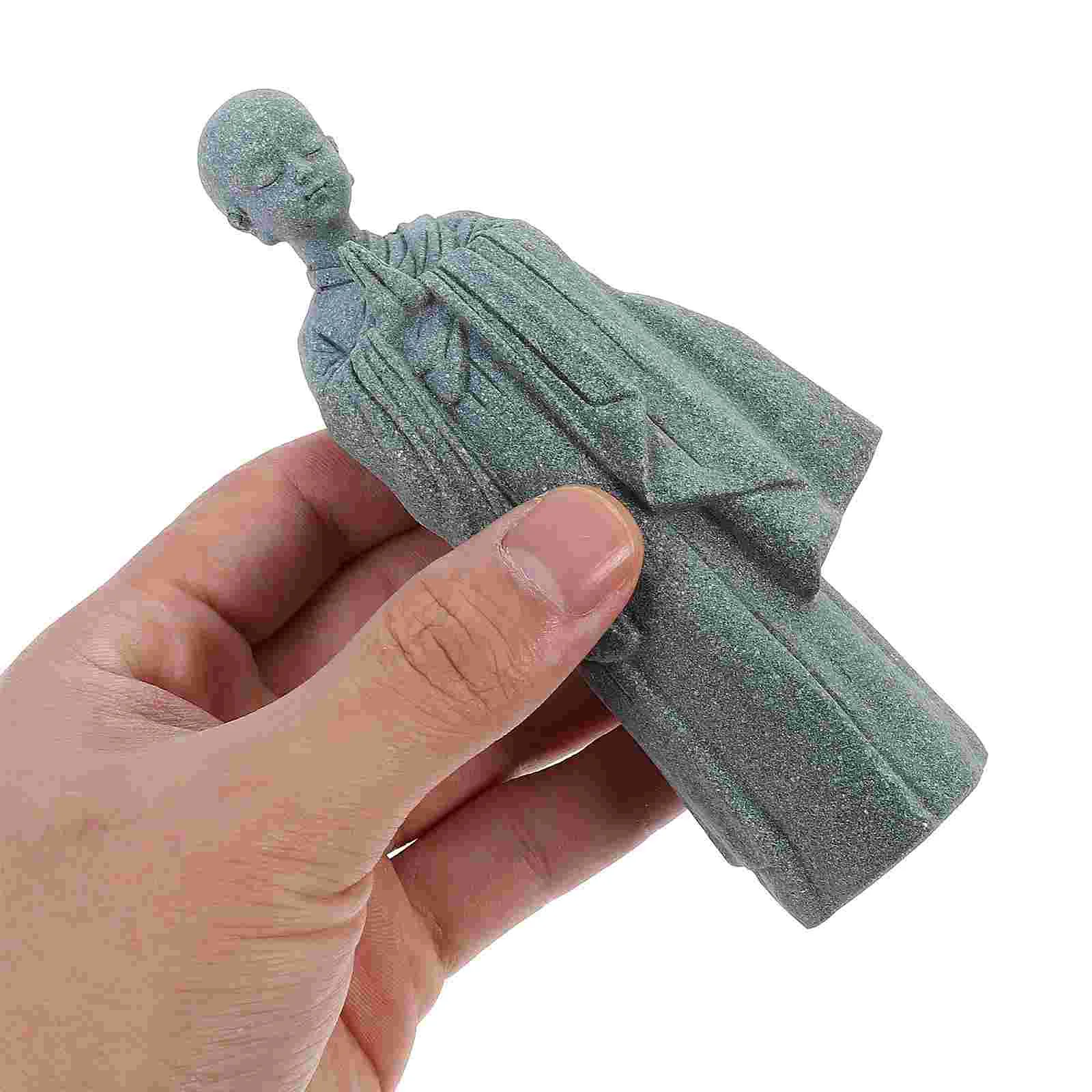 Statua del piccolo monaco Buddha Figurina di pietra arenaria Estetica Zen Desktop Acquario Decor Asiatico Ornamenti da giardino Home Office Statue Mini