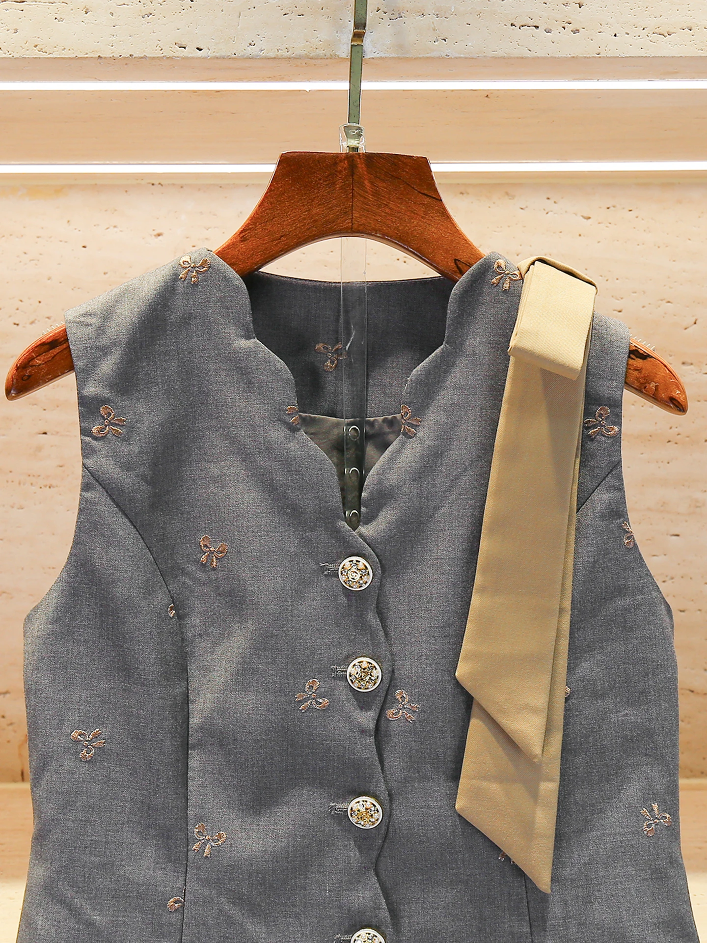 

Ele V-ne Embroidered Vest Top And Skirt Set High-end Autumn Collection by Nan You Faionable Two-piece Ensemble