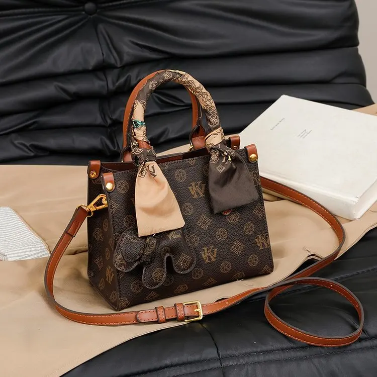 Stylish Designer Classic Diaper Bag Women's Large Capacity Leather Tote Luxury Minimalist Elegant Vintage Fashionable Commuter