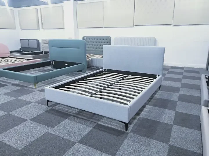 Rangka tempat tidur kustom gaya Modern murah rangka tempat tidur Platform lapisan kain ukuran King Modern dengan sandaran kepala sayap Kuku Tempat Tidur Queen