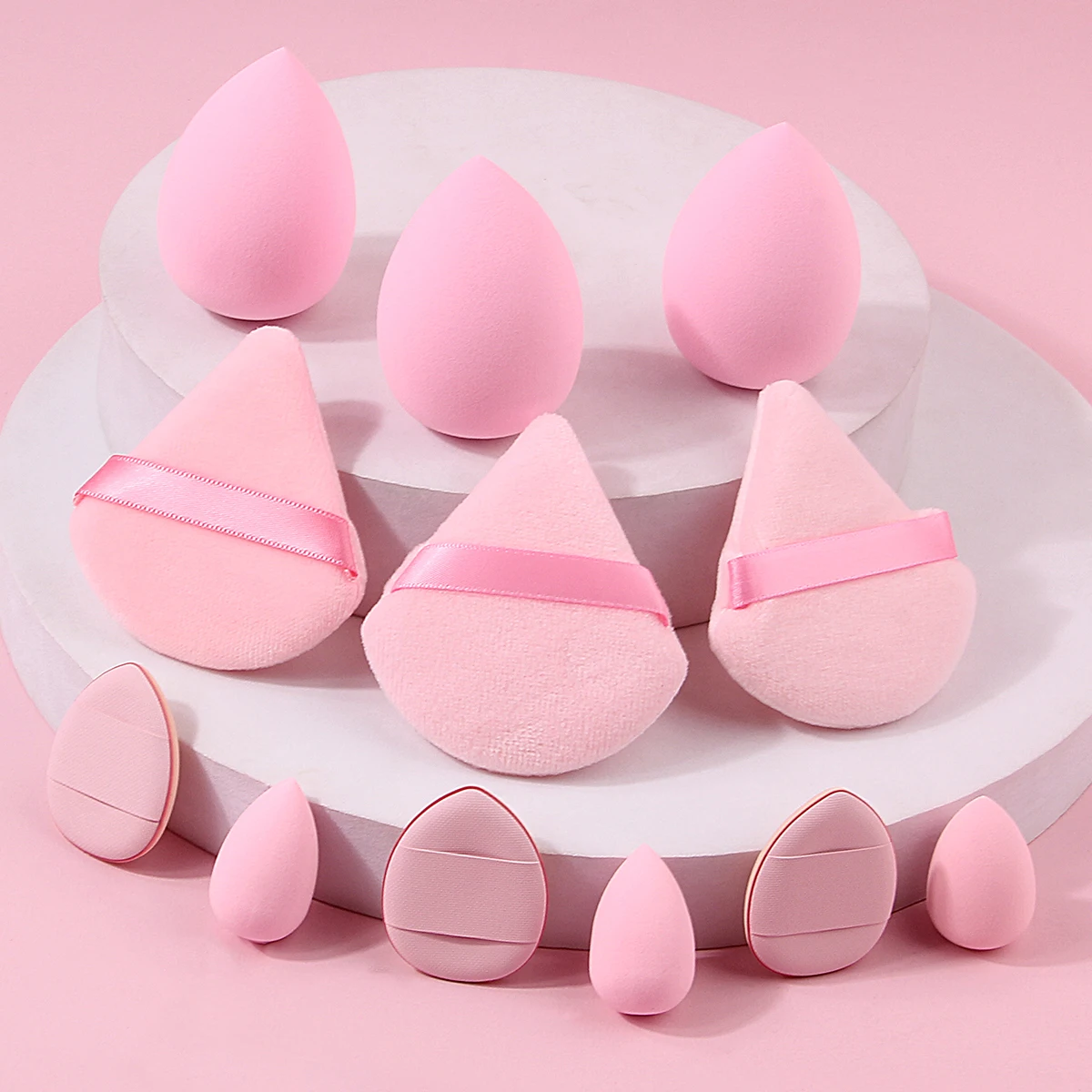 Le ensemble d'éponges de maquillage rose 12 pièces comprend 3 œufs de beauté, 3 bouffées de poudre triangulaires, 3 mini œufs de beauté et 3 bouffées de poudre pour le pouce