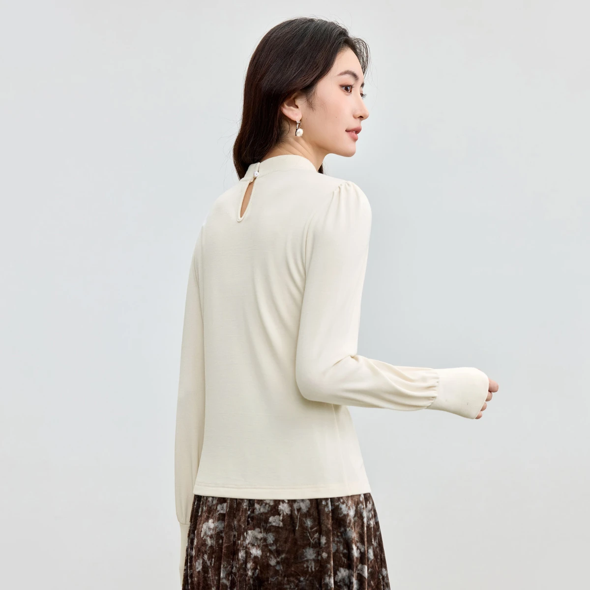 SENTUBILA Simple Women's Knitted T-shirt 2026 Winter Elegant Solid Lantern Sleeve Bead Disc Buckle  Thick Warm Top Q54TA3556