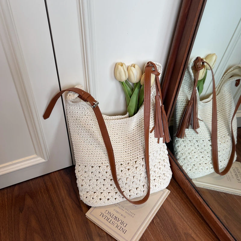 

Новинка 2023 года, летние незаменимые вязаные изысканные полые сумки на плечо, однотонные модные сумки через плечо большой вместимости с застежкой для женщин