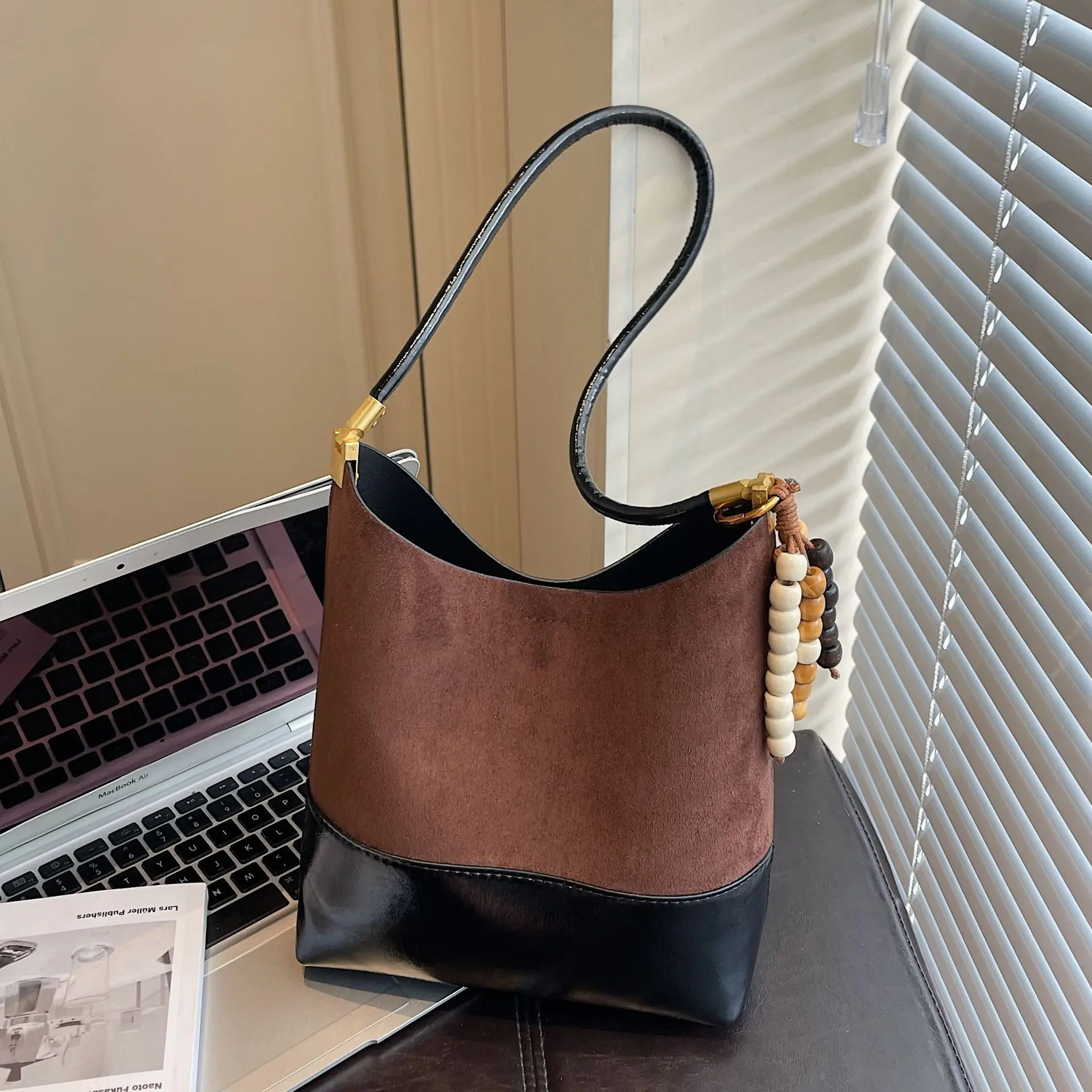 

Suede Retro Bucket Bag Women's 2025 New Bag Women's High-end Shoulder Armpit Bag Commuter Mother and Child Bag
