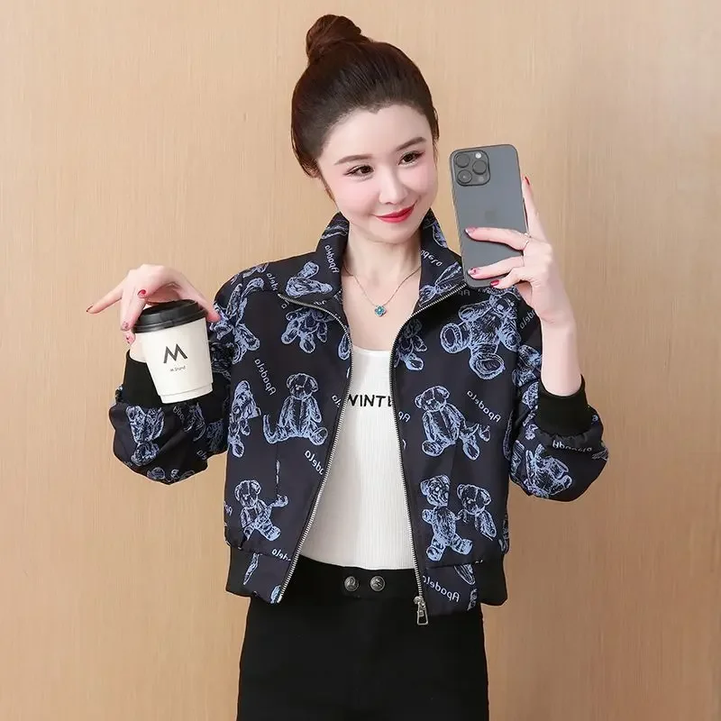 سترة نسائية قصيرة مطبوعة بالزهور لعام 2025 للربيع والخريف ملابس خارجية على طراز البيسبول لأحجام صغيرة تصميم عصري غير رسمي