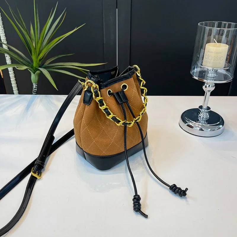 

Luxury Designer Women Leather Tote Bag With Zip Top Closure And Reinforced Bottom For Heavy Duty Use And Elegant Style