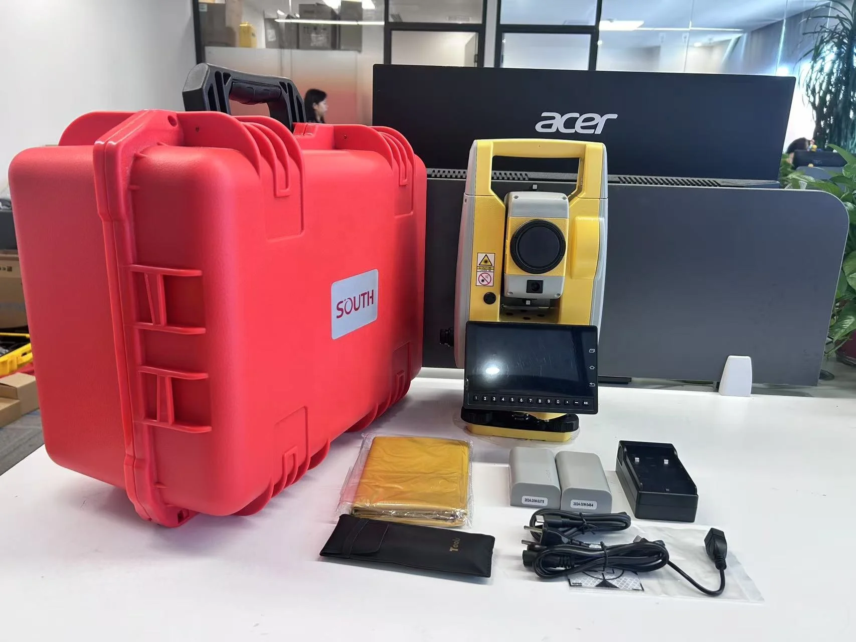 Android System SOUTH N1 Total Station With 2'' Accuracy And Guide Light No-prism 1000m/1500m For Land Surveying