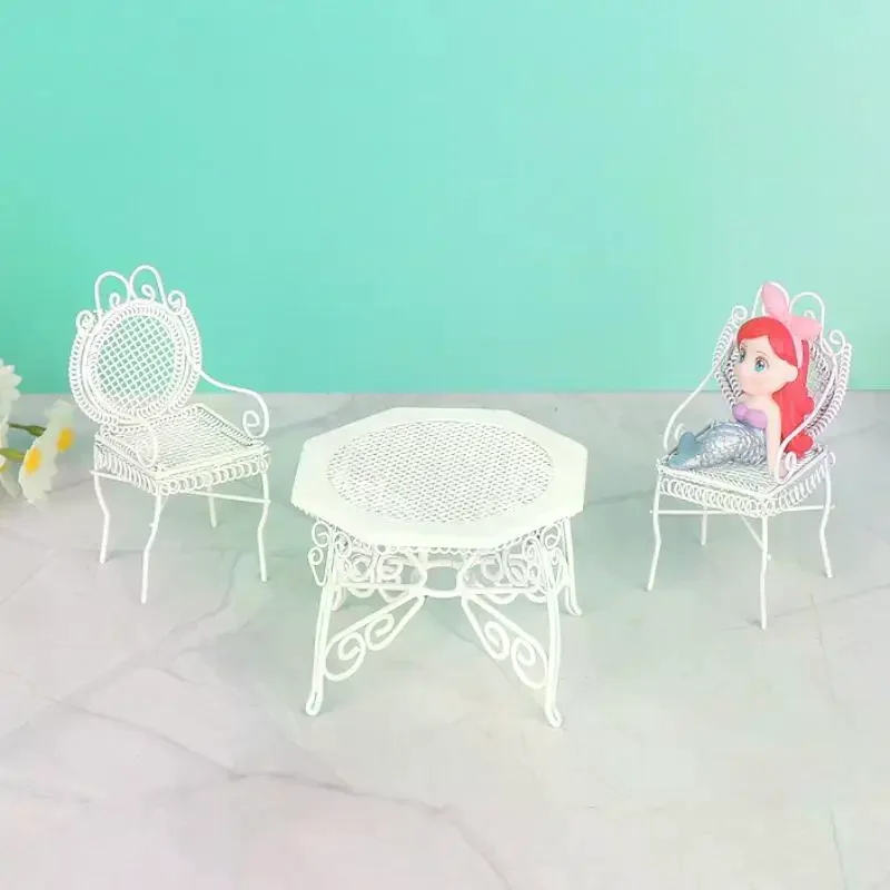 3Pcs Simulation Mini Eisen Achteckigen Tisch Und Stuhl Modell 1/12 Puppenhaus Miniatur Möbel Set Pretend Spielen Spielzeug Für Kinder