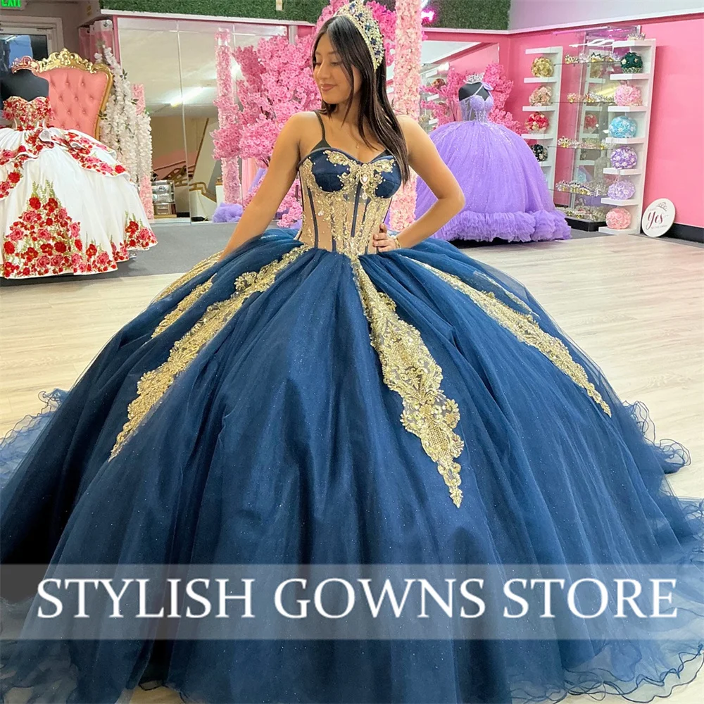 ชุดราตรีงาน Quinceanera สีน้ำเงินกรมท่าแบบกำหนดเอง แต่งลูกไม้สีทองประดับด้วยลูกปัด พร้อมผ้าคลุม ชุดหวานสำหรับงาน Sweet 16 หรือ Vestido De 15 Anos