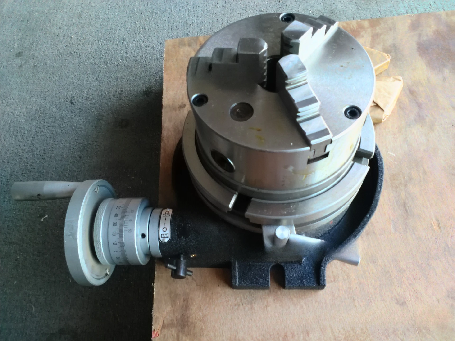 Horizontal indexing disc with chuck, rotary table with 200 chuck, milling machine rotary indexing head