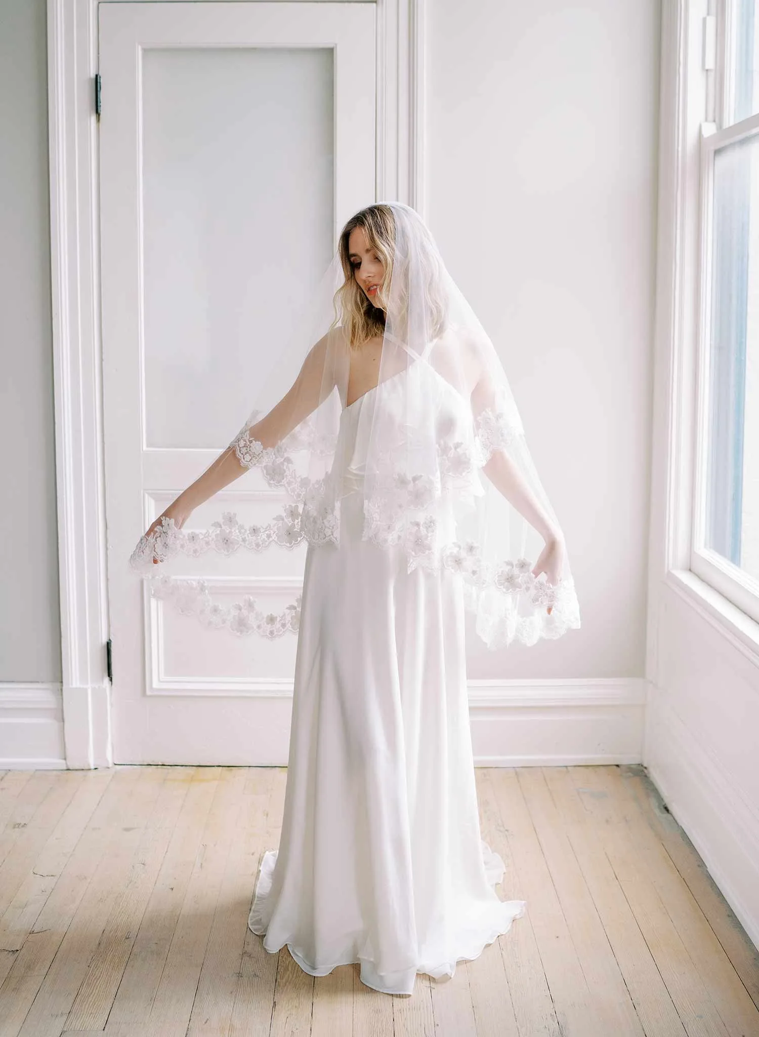 

5/4/3m Long Wedding Bridal Veils Lace Appiques Edge 1Layer Tulle Cathedral Veil with Comb Ivory White Velo De Novia Voile Mariee