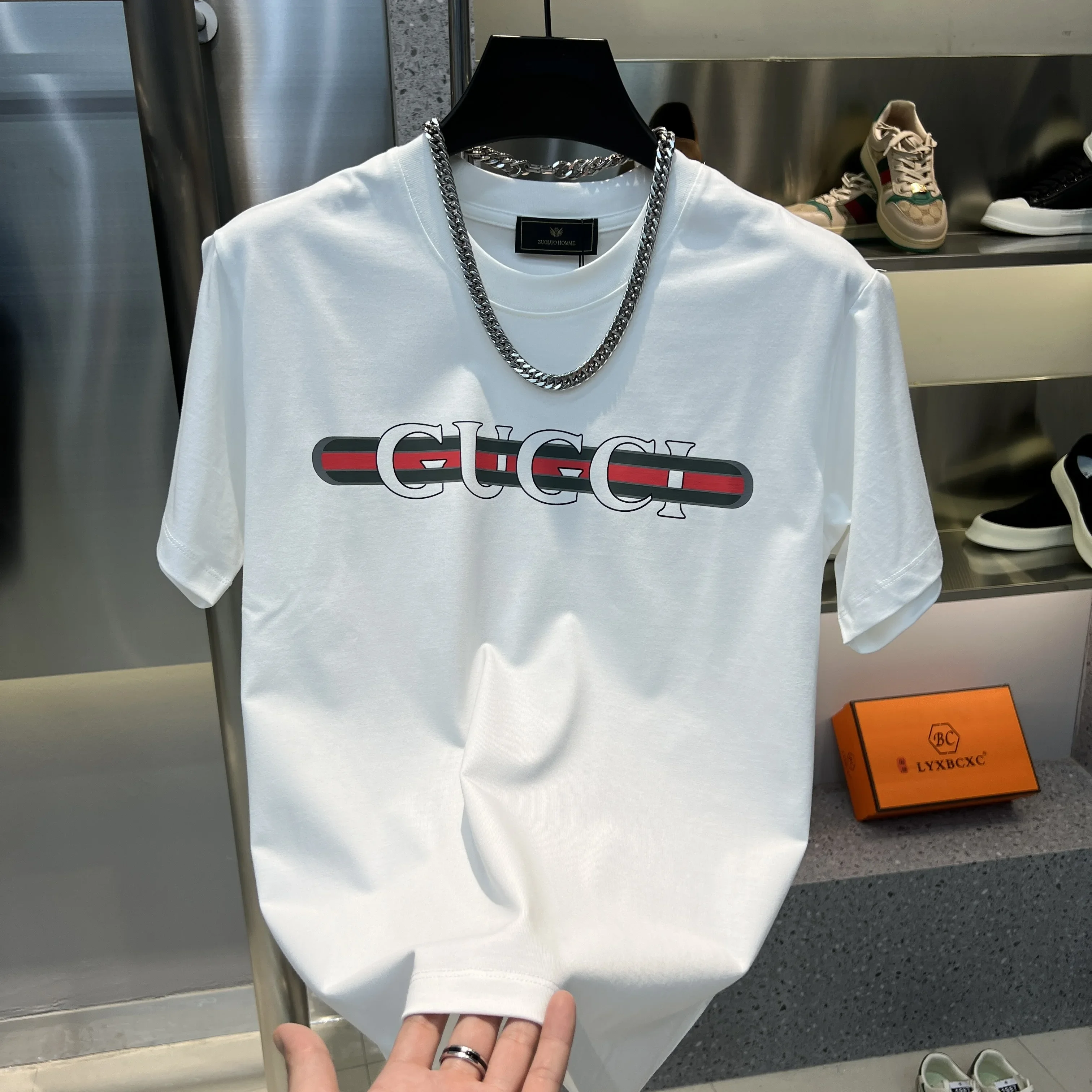 高級ブランドのクラシックなプリントの黒と白の T シャツは純綿製で、スポーツやレジャーに最適な高品質です。ユニセックス