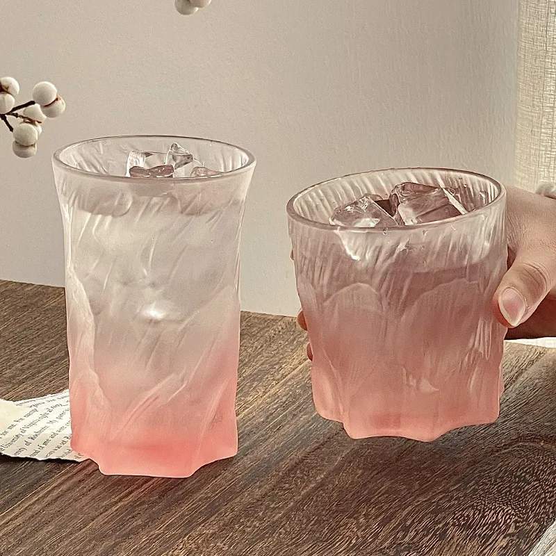 

Розовый стеклянный стакан для воды для домашнего использования, новый креативный стакан неправильной формы с высоким уровнем наблюдения для виски, домашняя посуда для питья