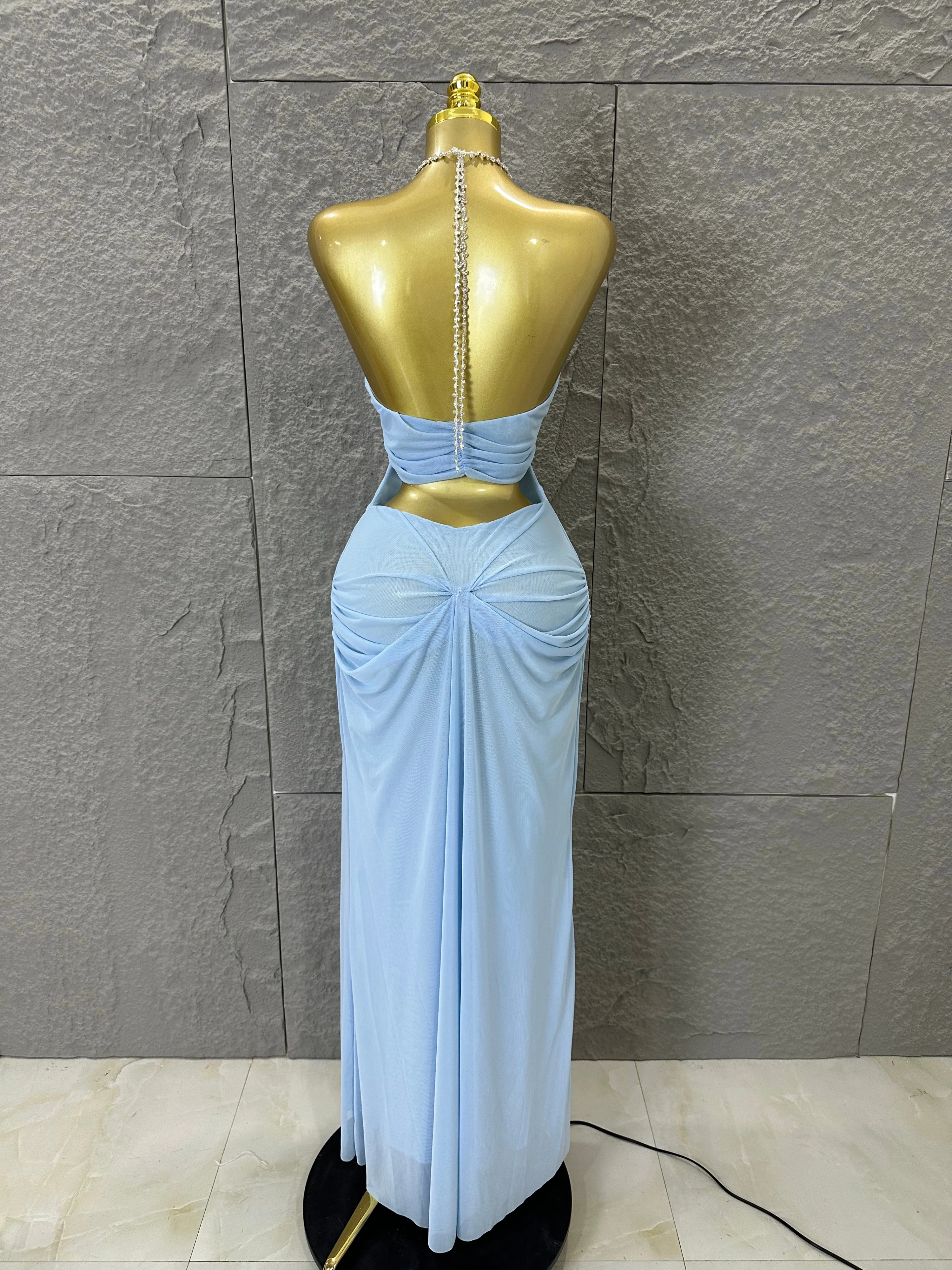 Sexy Neckholder-Maxikleid mit Kristallkette, Cut-Outs und Raffungen, Transparentes Mesh-Outfit, Glamouröses Abendkleid für Gala-Partys