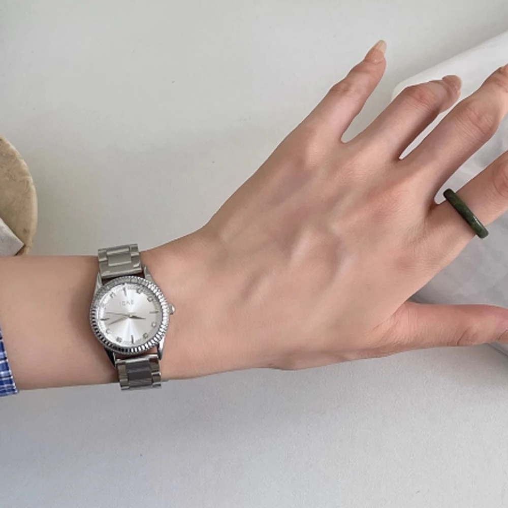 Fashion temperament minimalist luxury retro round dial with gold strap with quartz women's watch