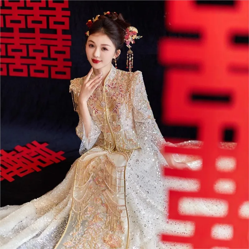 

The new champagne-colored Chinese wedding dress dragon and phoenix is a heavy-duty