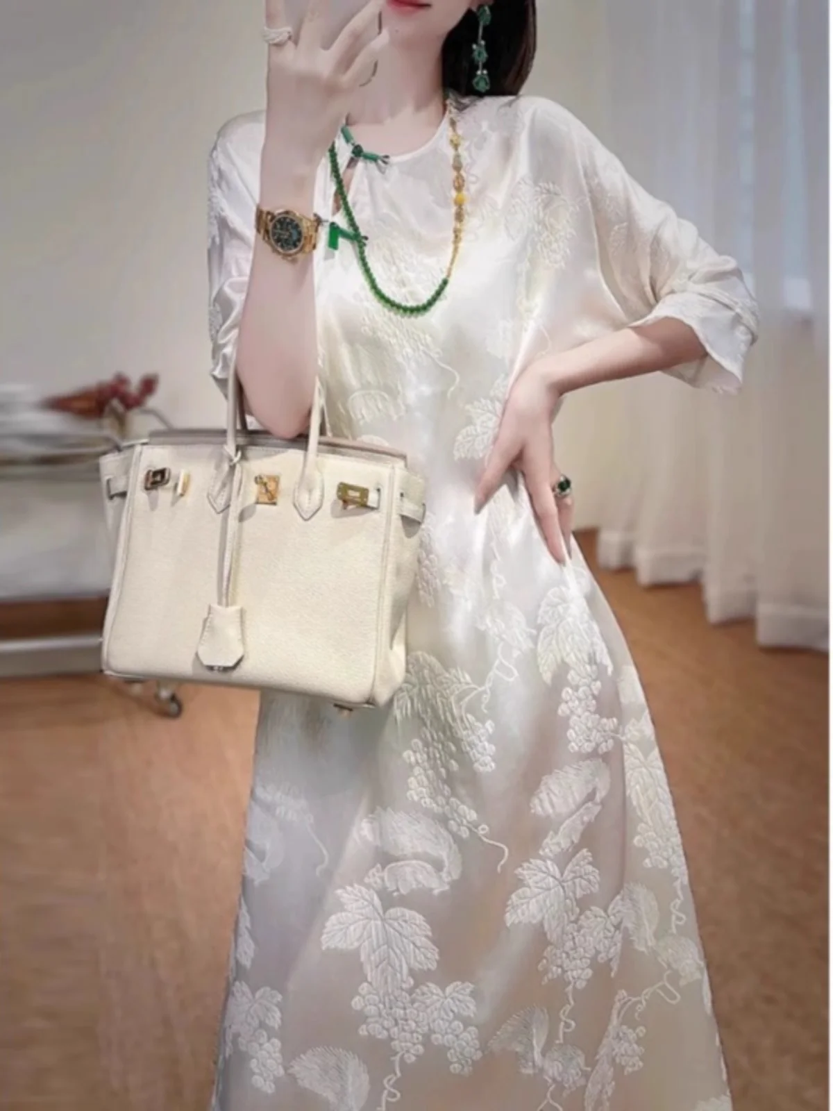 ชุดเดรสผ้าซาตินปักลายดอกไม้สไตล์จีนสำหรับผู้หญิง ดีไซน์หรูหราสำหรับฤดูร้อน กระดุมแบบเรโทร ทรงเอไลน์