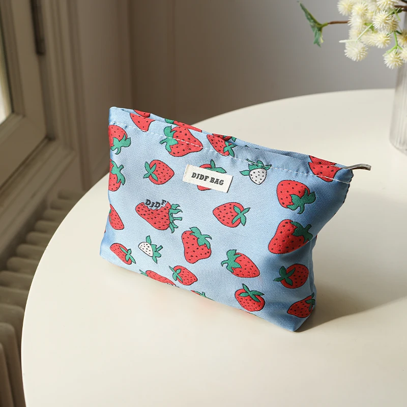 Borsa per il trucco da donna originale borsa da toilette con cerniera in tela portatile per cosmetici di grande capacità con fragola rossa