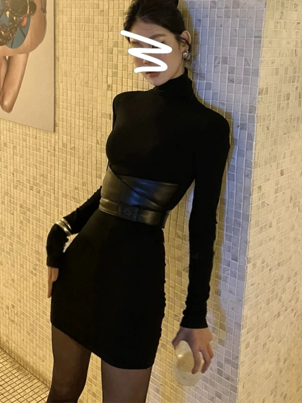 

High end black high necked knitted dress for spring wear, women's sexy waist closing temperament, buttocks wrapped short skirt