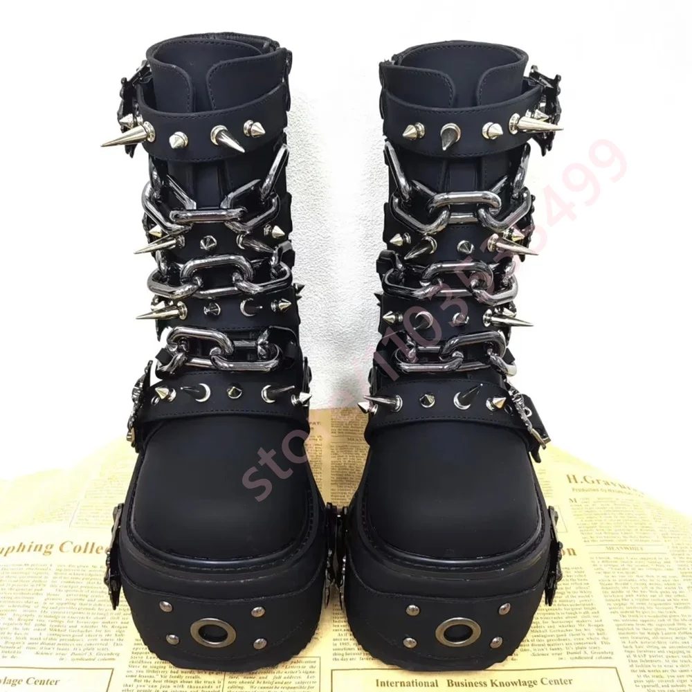 Botas de plataforma góticas negras 2026 para mujer con remaches de calavera, cadena de pinchos, múltiples correas con hebilla y cremallera lateral, estilo punk rock, cosplay, botas de combate.