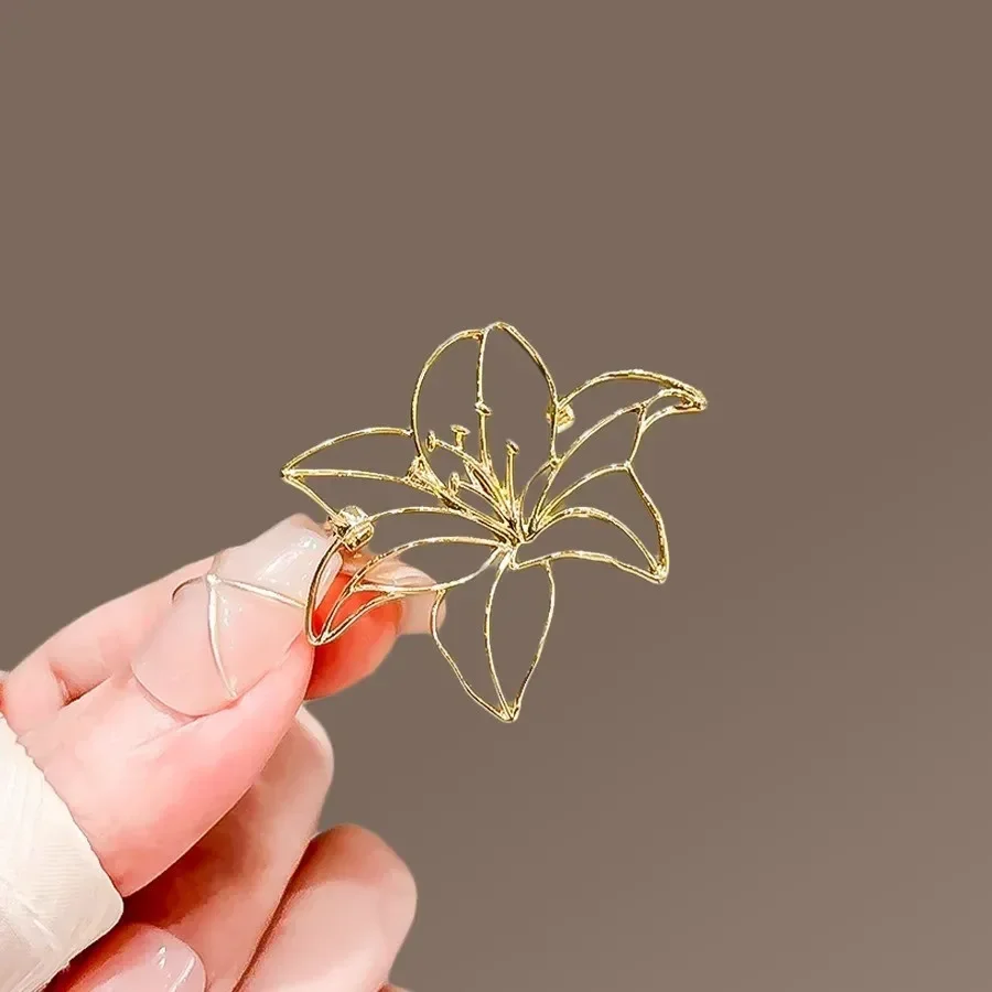 Hollow Lily Flower Brooch High-end Feminine Suit Pin Anti Glare High-end Pins for Backpacks Chest Flower Clothing Accessories