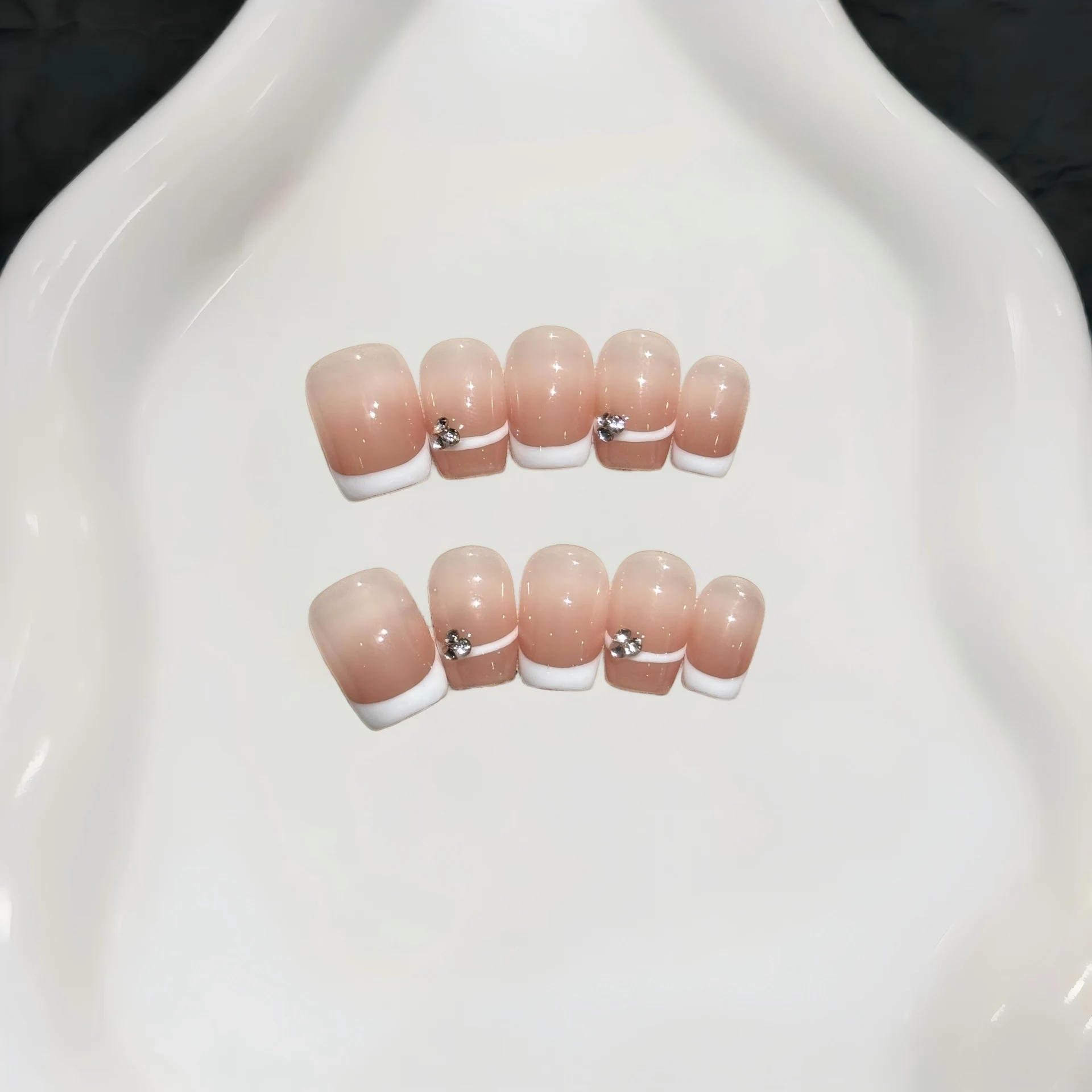 10 Stück handgemachte künstliche Nägel, kurze Coffin-Nägel in Nude, zum Aufkleben, französisches, sanftes und weißes Design