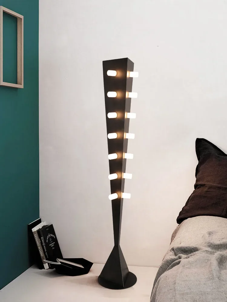 Lâmpada de assoalho decorativa triangular, escultura triangular, sala e sofá do quarto, quarto modelo, arte original