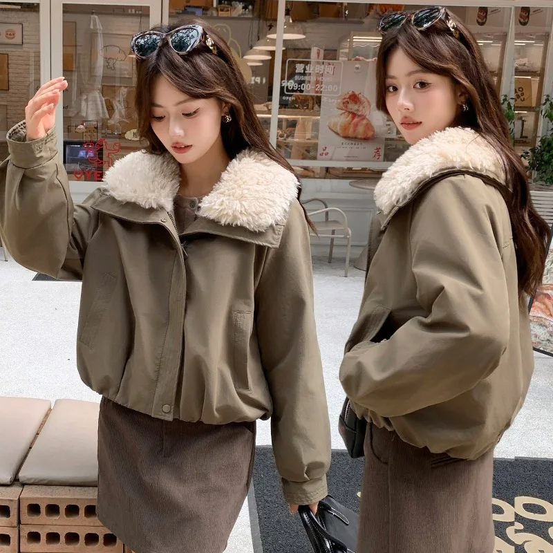 The New Fashionable Warm Cotton-padded Jacket with A Large Lapel Thickened Design The Trend of Women Wearing Outerwear in Winter