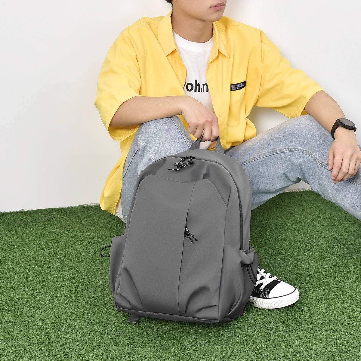 Una pratica borsa a tracolla resistente all'usura è comoda da viaggiare e è alla moda e multifunzionale