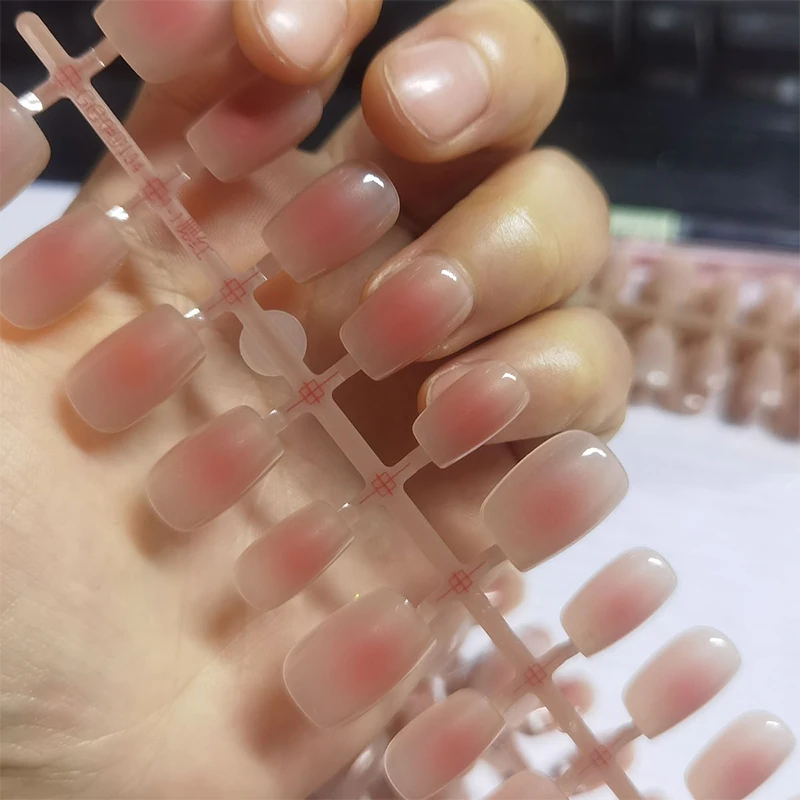 30 stuks Blush Gradiënt Druk op nagels Eenvoudig Vierkant Naakt Franse nepnagels Afneembare kunstnagels Volledig afgewerkte zelfklevende nagels