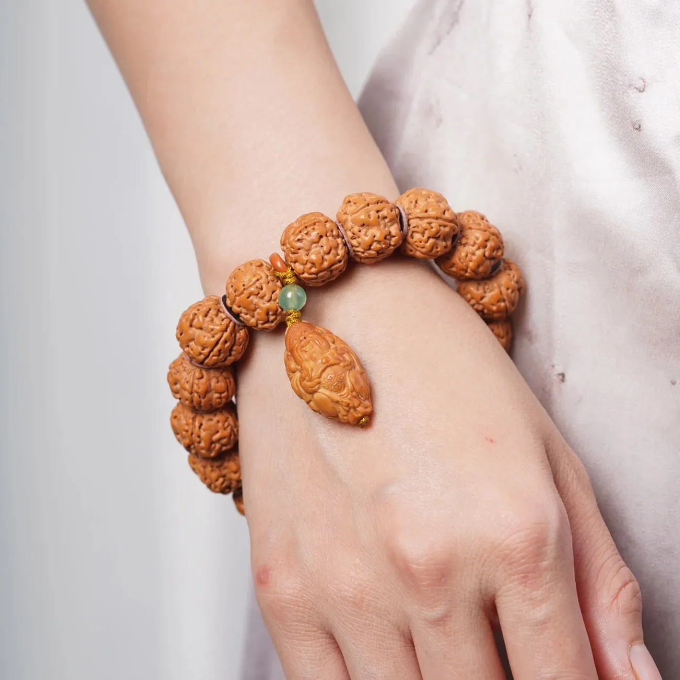

Golden Gang Bodhisattva Ruyi landlord hand string left and right men's and women's hand jewelry rosary