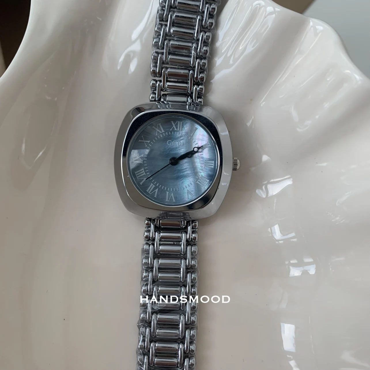 

High-end luxury women's watch, simple casual fashion temperament mother-of-pearl chain personality quartz watch for women