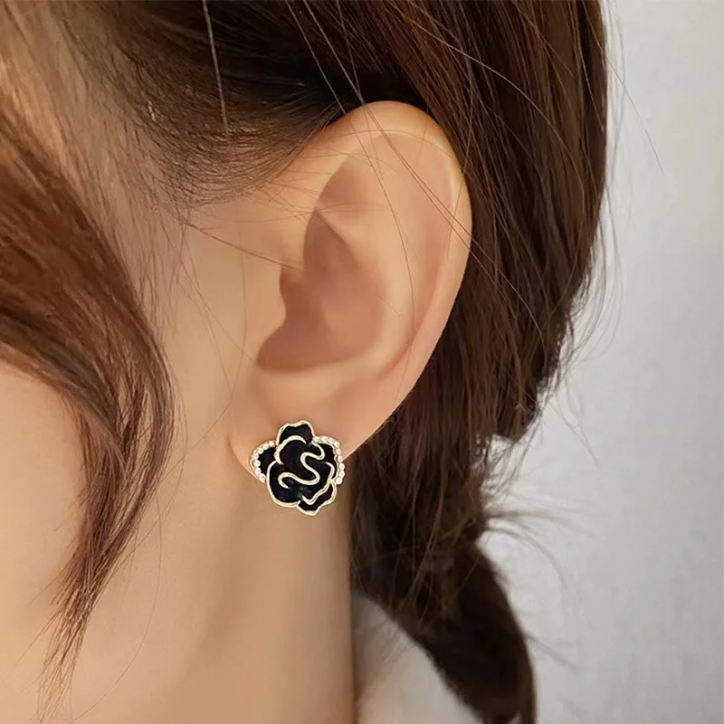 2023 New Classic Black Camellia Flower Stud Earrings Sweet Pearl Rose Flowers Earring for Women Korean Elegant Jewelry Gifts