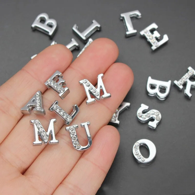 10 ชิ้น/ล็อตรู 8 มม.สไลด์ตัวอักษร DIY สไลด์ Charm ครึ่ง Rhinestones ตัวอักษร Fit สําหรับ 8MM พวงกุญแจสายรัดข้อมือ Jewelrys