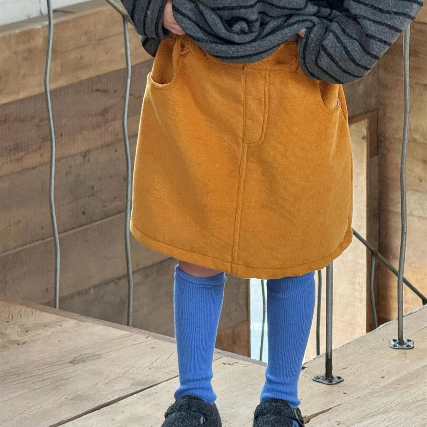 

Korean Children's Clothing 2025 Winter New Girls' Half Skirt Corduroy Composite One-piece Velvet Bright Color Short Skirt