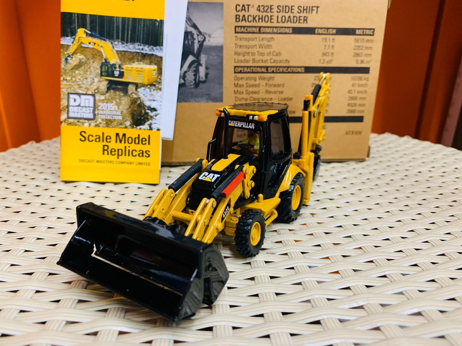 432E Side Shift Backhoe Loader 1/50 Scale DieCast Masters DM85149