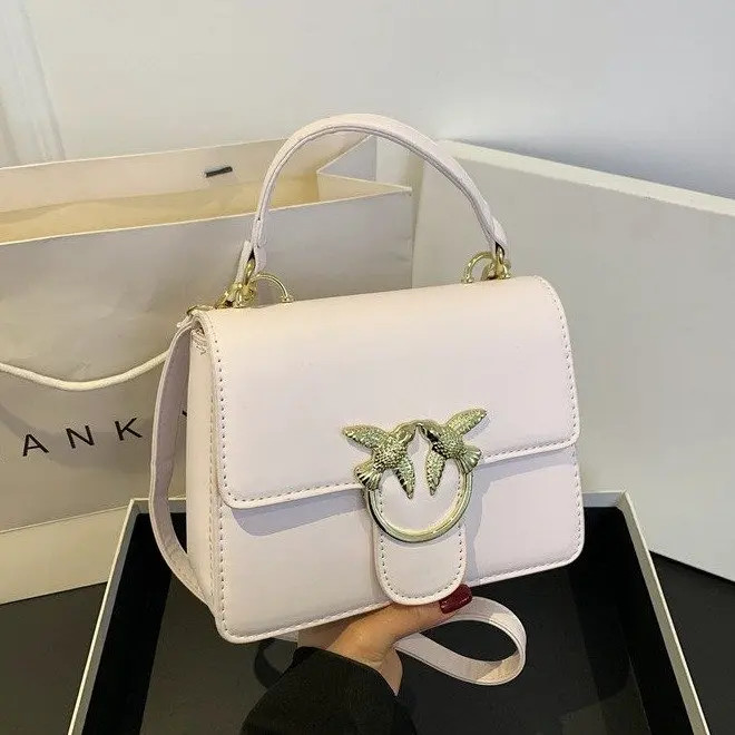 

Новая женская кожаная сумка 2026, тисненая текстура, металлический ремешок-цепочка, короткая ручка, структурированный кошелек под мышками