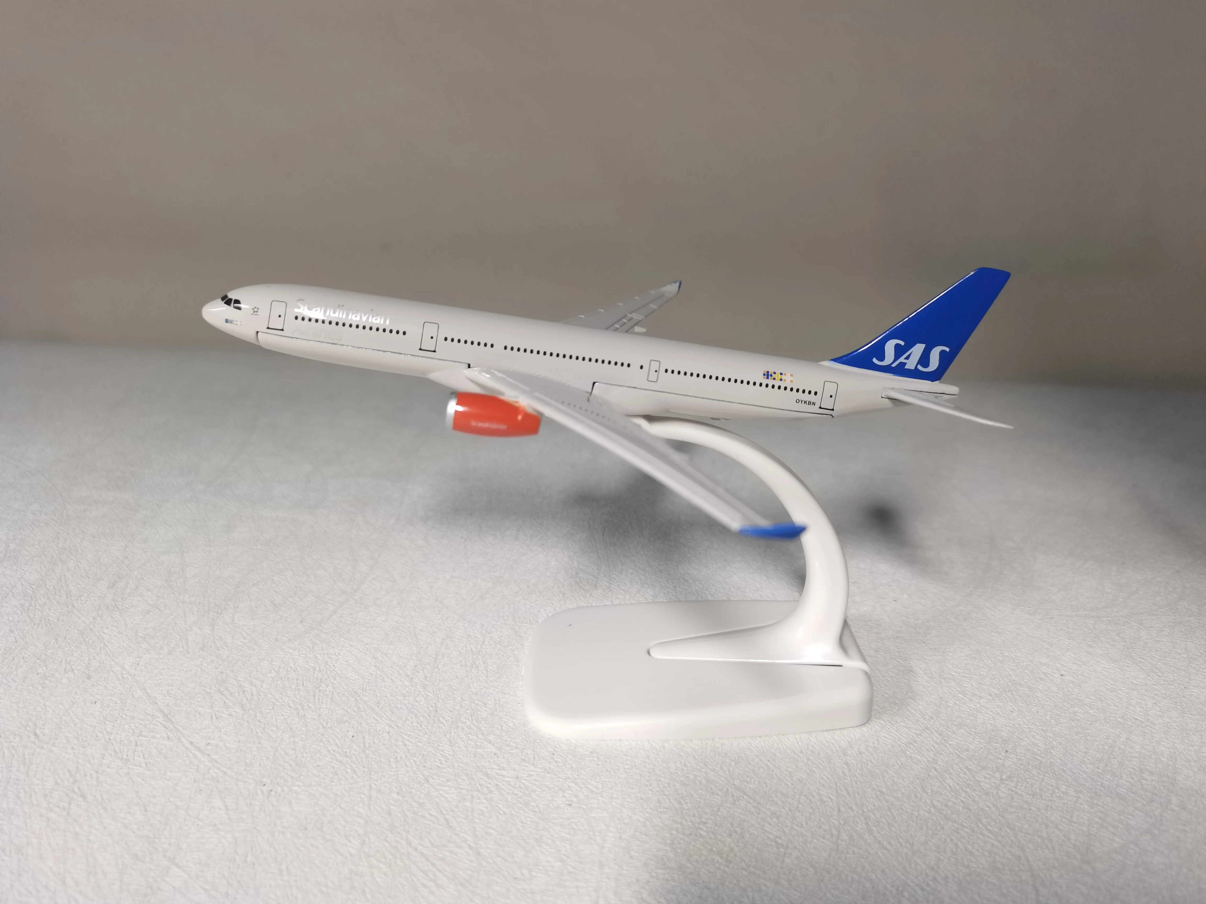 

16cm Metal scale aircraft Airbus 330 Airways Air Scandinavian SAS Airlines Die-cast Airplane Home Decor Collected Gift By Aviati