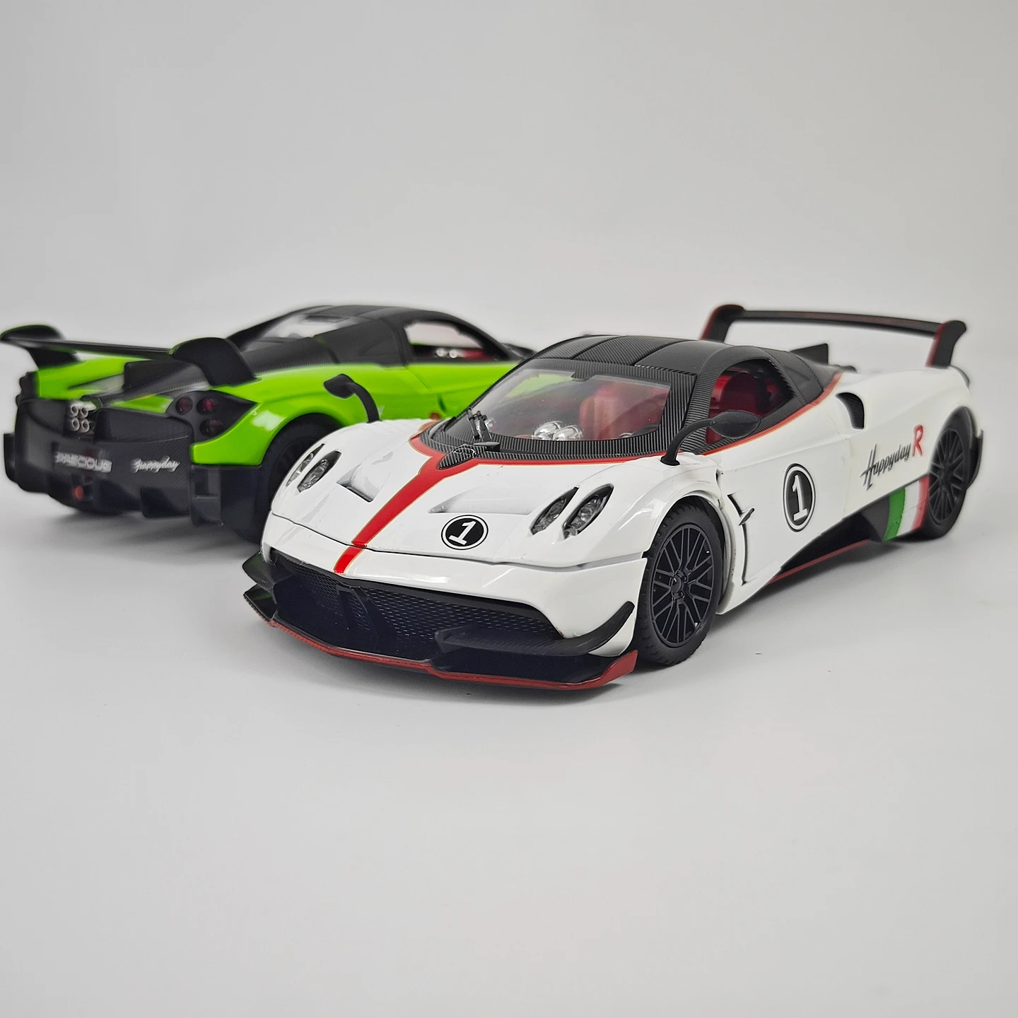 1: 24 Simulated Pagani alloy car model door and bonnet trunk can open rich in details, finely crafted, and of good quality