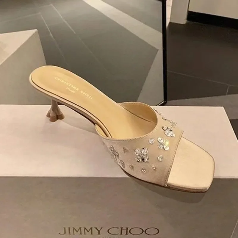 Zapatillas de verano 2025 con punta abierta para mujer, vestido a la moda para exteriores, nuevo vestido con lentejuelas de cristal, superventas, tacones versátiles antideslizantes para mujer