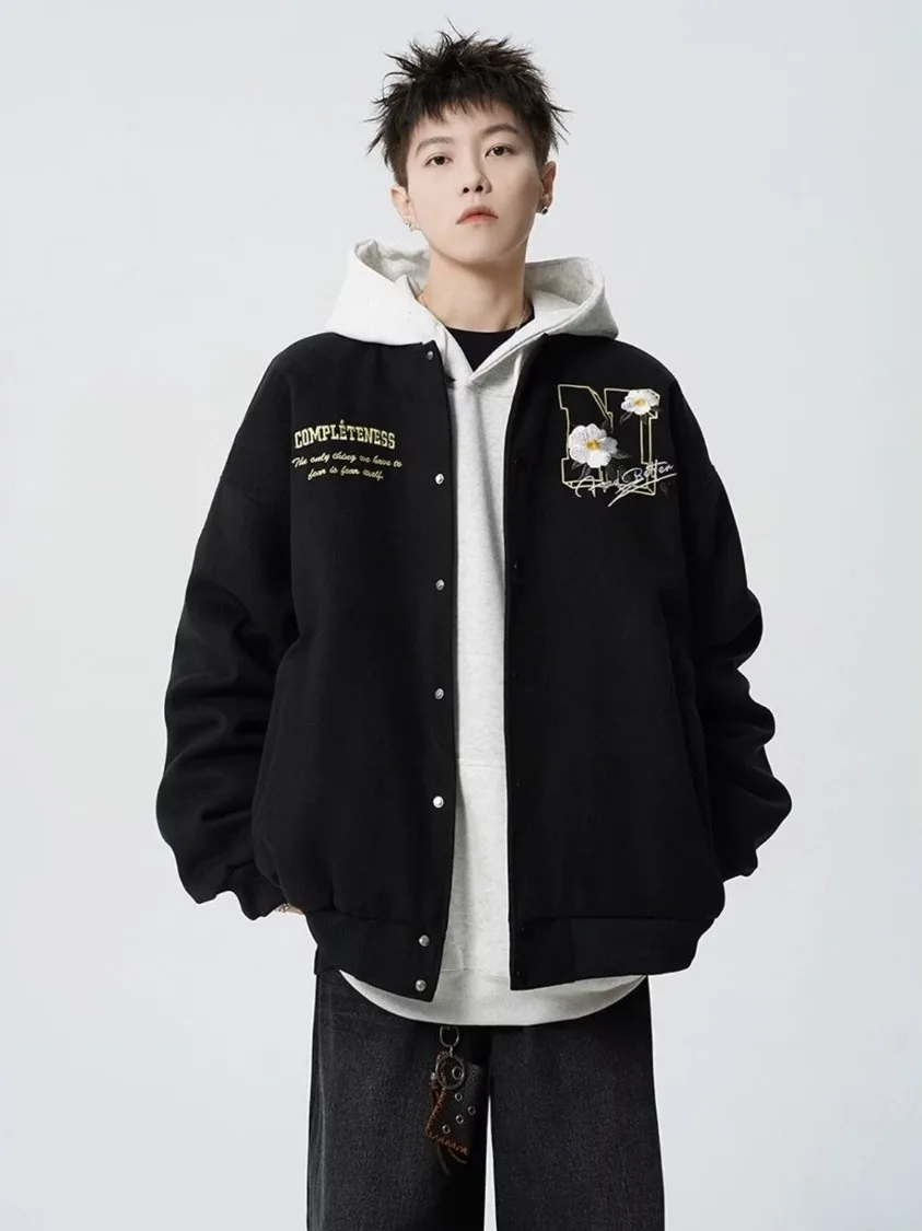 เสื้อแจ็คเก็ตเบสบอลสไตล์อเมริกันสำหรับผู้ชาย ดีไซน์ปักลายทันสมัยสำหรับฤดูใบไม้ร่วง เสื้อคลุมคาร์ดิแกนแบบเปิดสำหรับคู่รัก สไตล์วิทยาลัย ผ้าหนา