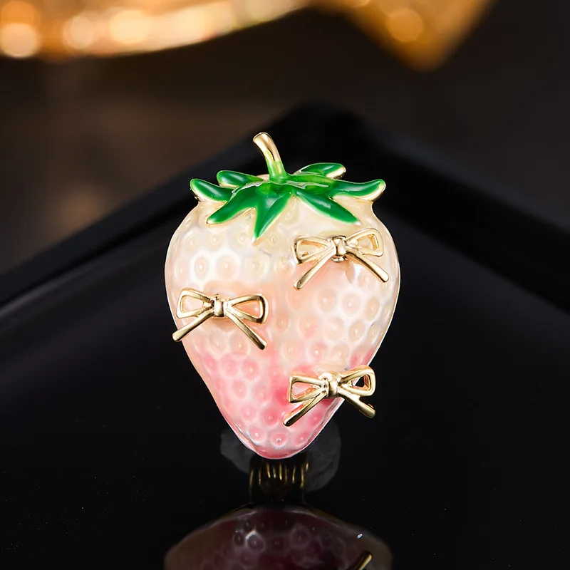 French Style Strawberry Brooch for Women Elegant Pink Gradient Drip-Effect Bow Lapel Pin Wedding Engagement Jewelry Accessories