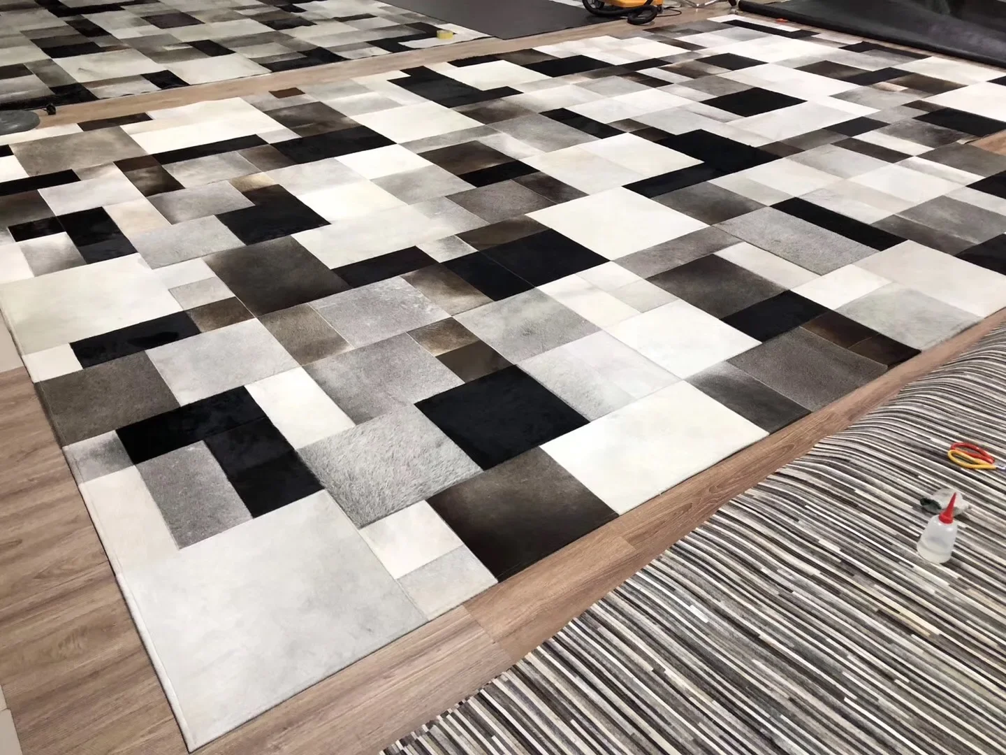 

Geometry Patchwork Cowhide Rug White Black & Gray CR-15