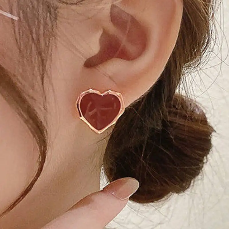 Huitan Romantische rote Herz-Ohrstecker für Damen in Goldfarbe, süße Accessoires zum Hochzeitstag, vielseitiger, eleganter Metallschmuck